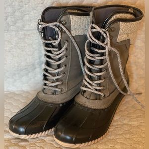 Gray/Black lace up waterproof boots.